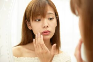 肌がざらざらになる原因は？急に顔がざらざらになったときにやるべき対策※写真あり