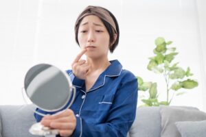 口周りが肌荒れする原因は？乾燥やニキビなど症状別対処法を解説