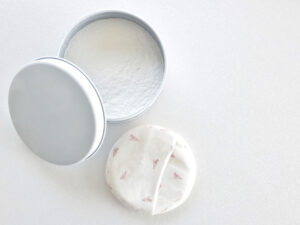 ベビーパウダーは顔に塗っちゃだめ？ニキビが悪化する？大人の正しい使い方を伝授