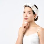 ニキビを潰すと飛び散る白いものは何？ニキビを治すための正しい方法と予防のためのスキンケア