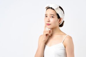 お肌のでこぼこはセルフケアで治せる？クレーター肌、毛穴の目立ちの改善方法とは
