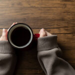 コーヒーはニキビの原因になる?カフェインと肌荒れの関係について解説