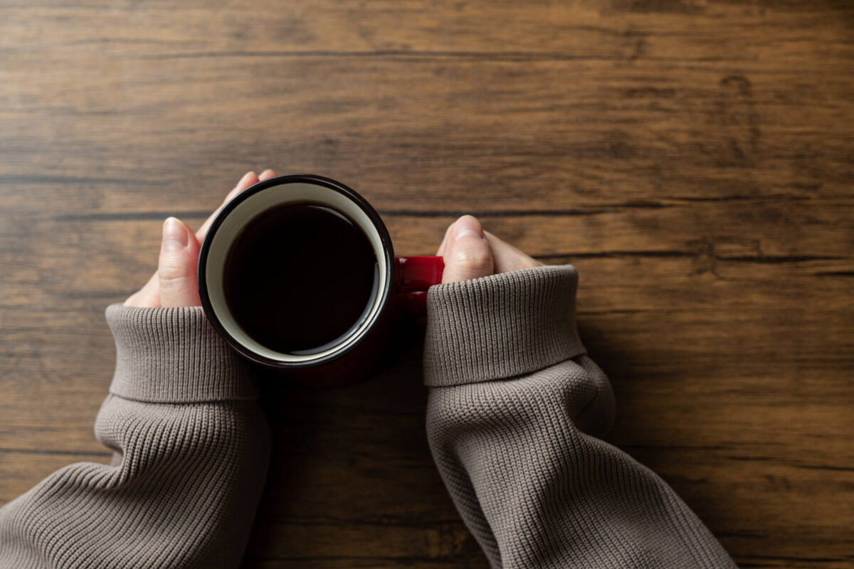 コーヒーはニキビの原因になる？カフェインと肌荒れの関係について解説