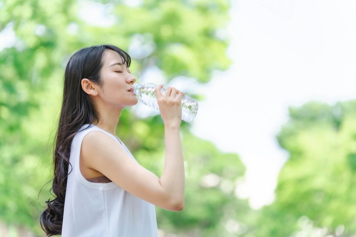 水を飲むと美肌になる?美容効果を上げる水の飲み方やNG方法を徹底解説