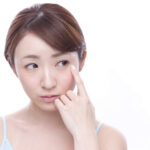 下まぶたのしわの原因と改善方法とは?効果的なケアで若々しい目元へ