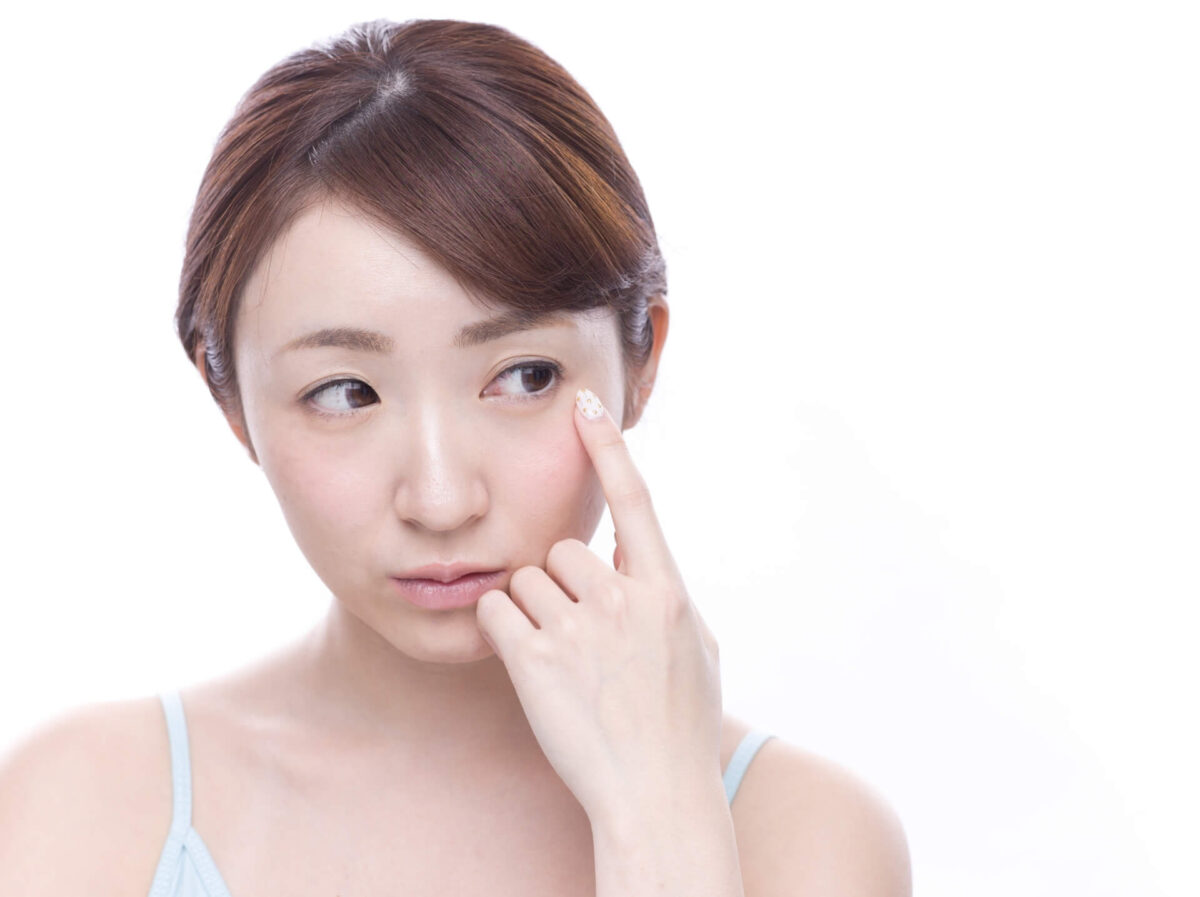 下まぶたのしわの原因と改善方法とは?効果的なケアで若々しい目元へ