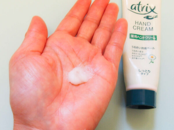 メイクになじませていきます