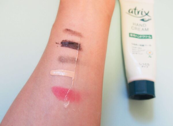 口紅とアイシャドウがやや残っている