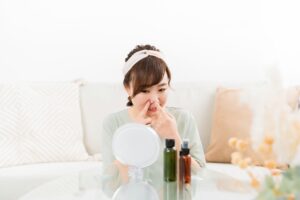 角栓を押し出すのがやめられない人必見！やってしまったときの対処法と予防法