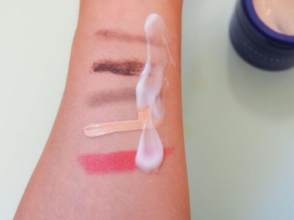 クリームを手に取り、乗せていきます。