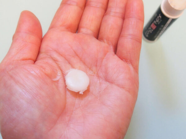 リップクリームを手に取って使用