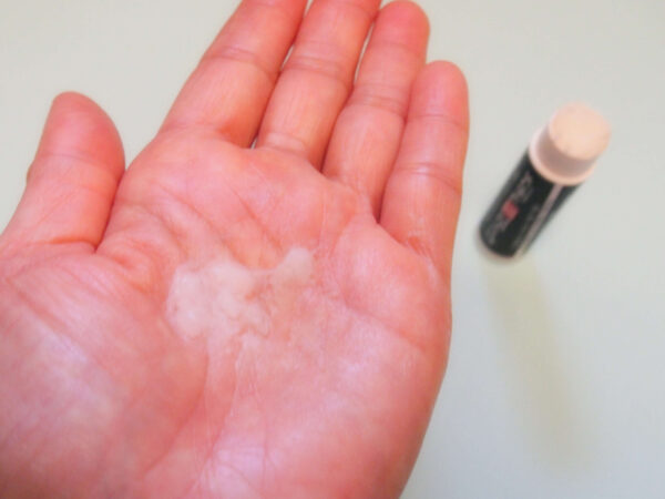 手のひらで温めて柔らかくします