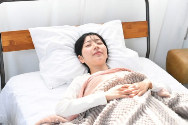 十分な睡眠をとることでストレスを和らげると、皮脂の過剰分泌も抑えやすくなります。