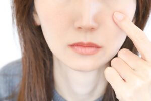 涙袋が老けて見える？40代からは要注意！メイクやケアのポイントを解説