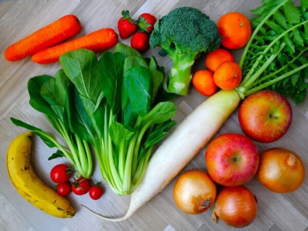 水分が不足しがちな季節には、野菜や果物を意識して取り入れてうるおい肌へ