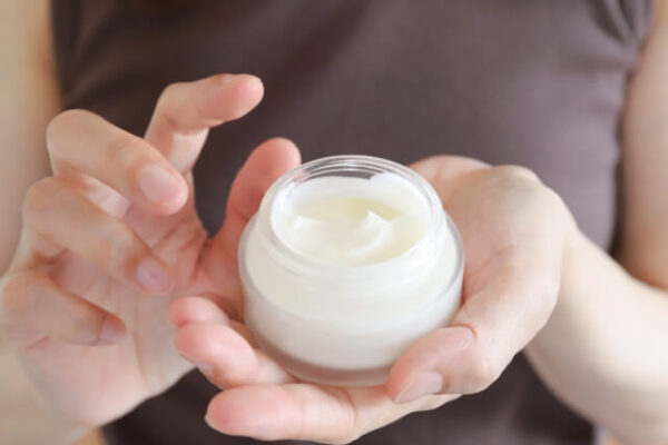 ステップ3：乳液やクリーム、ワセリンで潤いを閉じ込める
