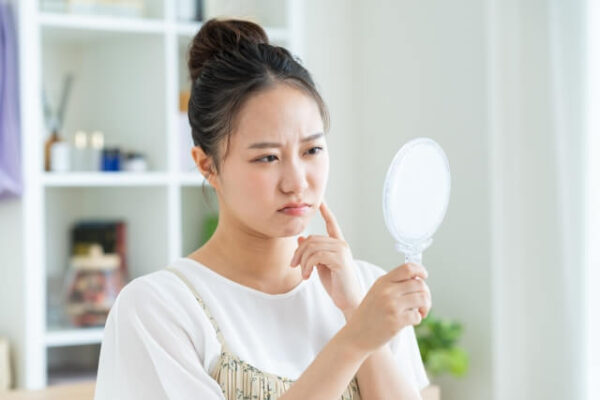 顔垢がポロポロ出るのはなぜ？考えられる5つの原因