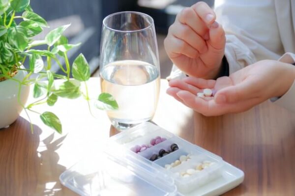 効果的なのはどっち?化粧品(塗る)とサプリ(飲む)の違い