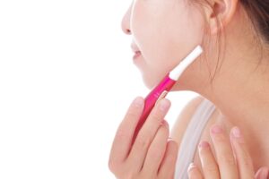「顔の産毛は剃らない方がいい」は嘘？本当？メリット・デメリットと正しい処理方法を徹底解説