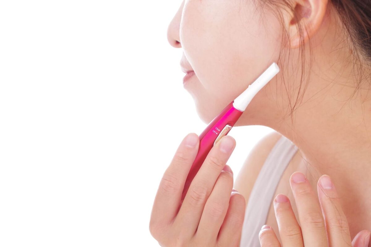 「顔の産毛は剃らない方がいい」は嘘?本当?メリット・デメリットと正しい処理方法を徹底解説