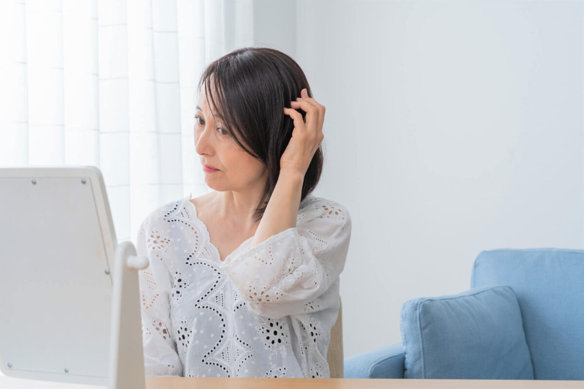 【美容のプロが解説】女性の薄毛は改善できる!40代・50代からの原因と正しい対策