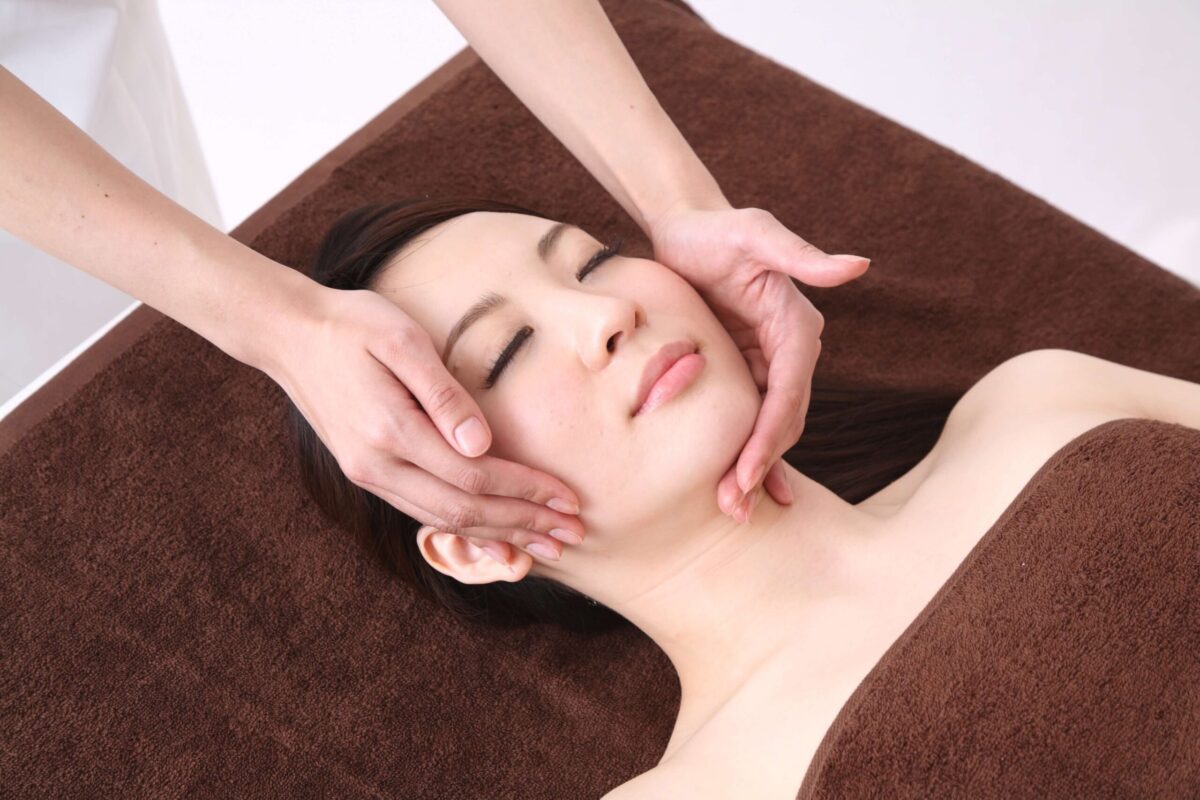 ハーブピーリングの効果はいつから？ニキビ跡・毛穴への疑問に徹底解説