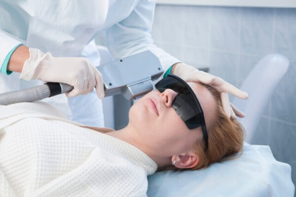 それでも治らないニキビには美容医療という選択肢も