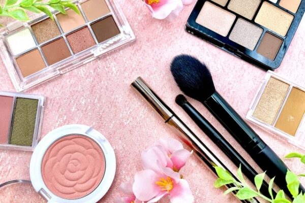 メイクとヘアカラーで印象アップ！チャームポイントに見せるコツ