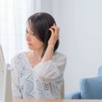 【更年期の抜け毛】止まらない…と悩むあなたへ。原因と今日からできる対策を徹底解説