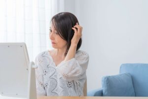 【更年期の抜け毛】止まらない…と悩むあなたへ。原因と今日からできる対策を徹底解説