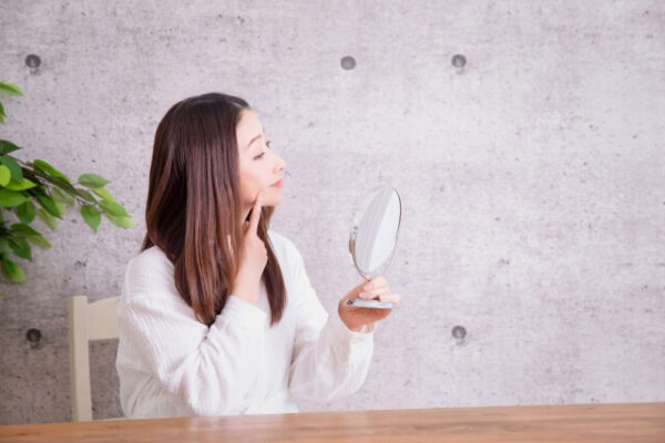 コンプレックスを魅力に！色白・ほくろ肌をポジティブに捉えるヒント