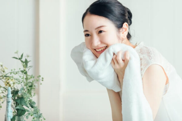 自分に合うサリチル酸洗顔料で、自信の持てるつるすべ肌へ